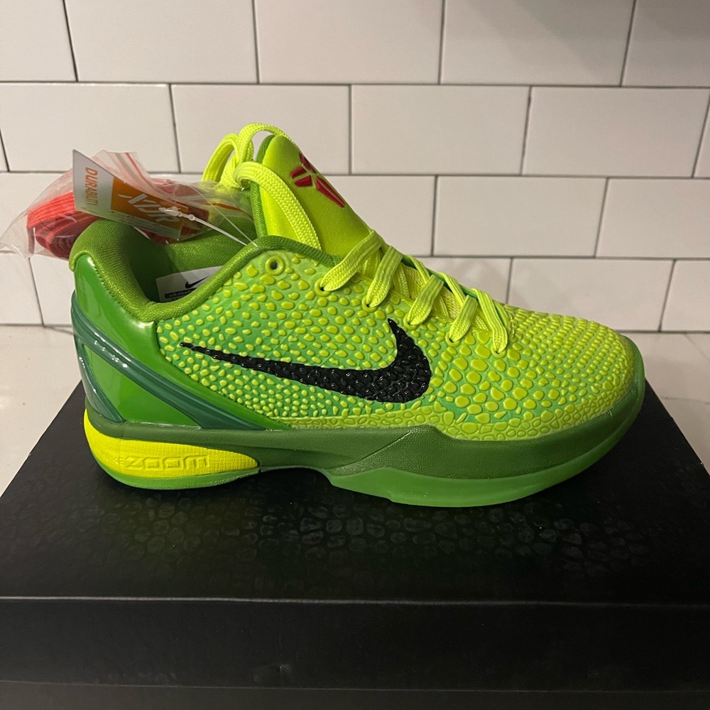 Men’s Kobe Grinch Size 6.